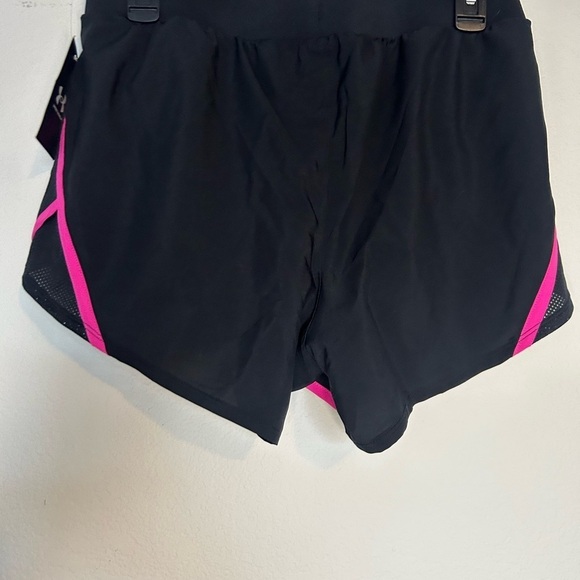 NWT ladies medium under Armour Fly By 2.0 Short pink and black - Picture 3 of 8